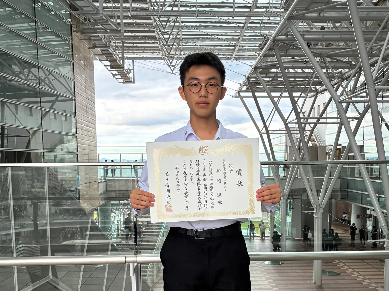 香川ジュニア音楽コンクール 銀賞受賞 — 賞状と共に